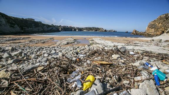 Los temporales de principios de año arrastraron gran cantidad de residuos a las playas, que han sido limpiadas de cara al verano.