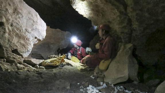 Dos de los espeleólogos de la expedición, en el interior de Rubicera.