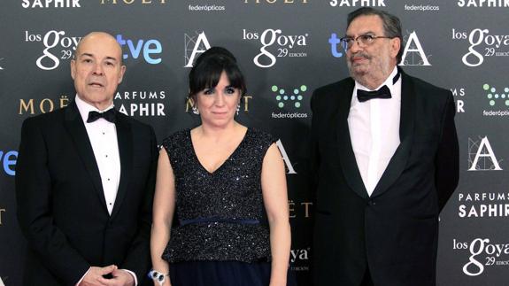 Los cántabros Antonio Resines y Enrique González Macho flanquean a Judith Collet en la Gala de los Goya de 2015.