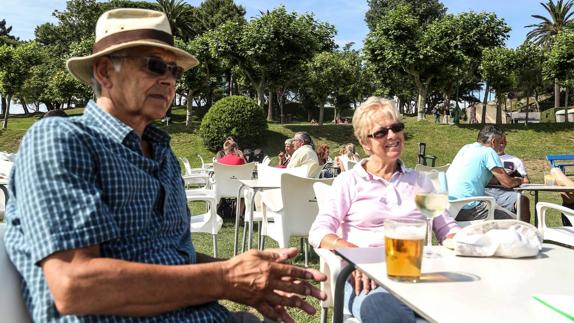 Señor y Señora Pope, dos turistas británicos disfrutan en la campa de La Magdalena.