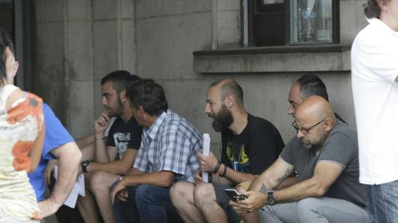 Los trabajadores, en la fábrica de Sniace.