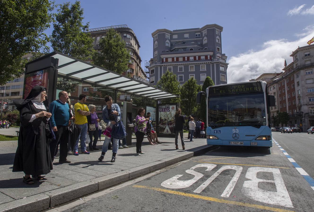 Parada de autobús en el centro de Santander