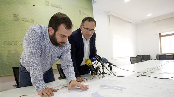 El concejal de Urbanismo, José Otto Oyarbide, y el alcalde, José Manuel Cruz Viadero, muestran los planos del proyecto.