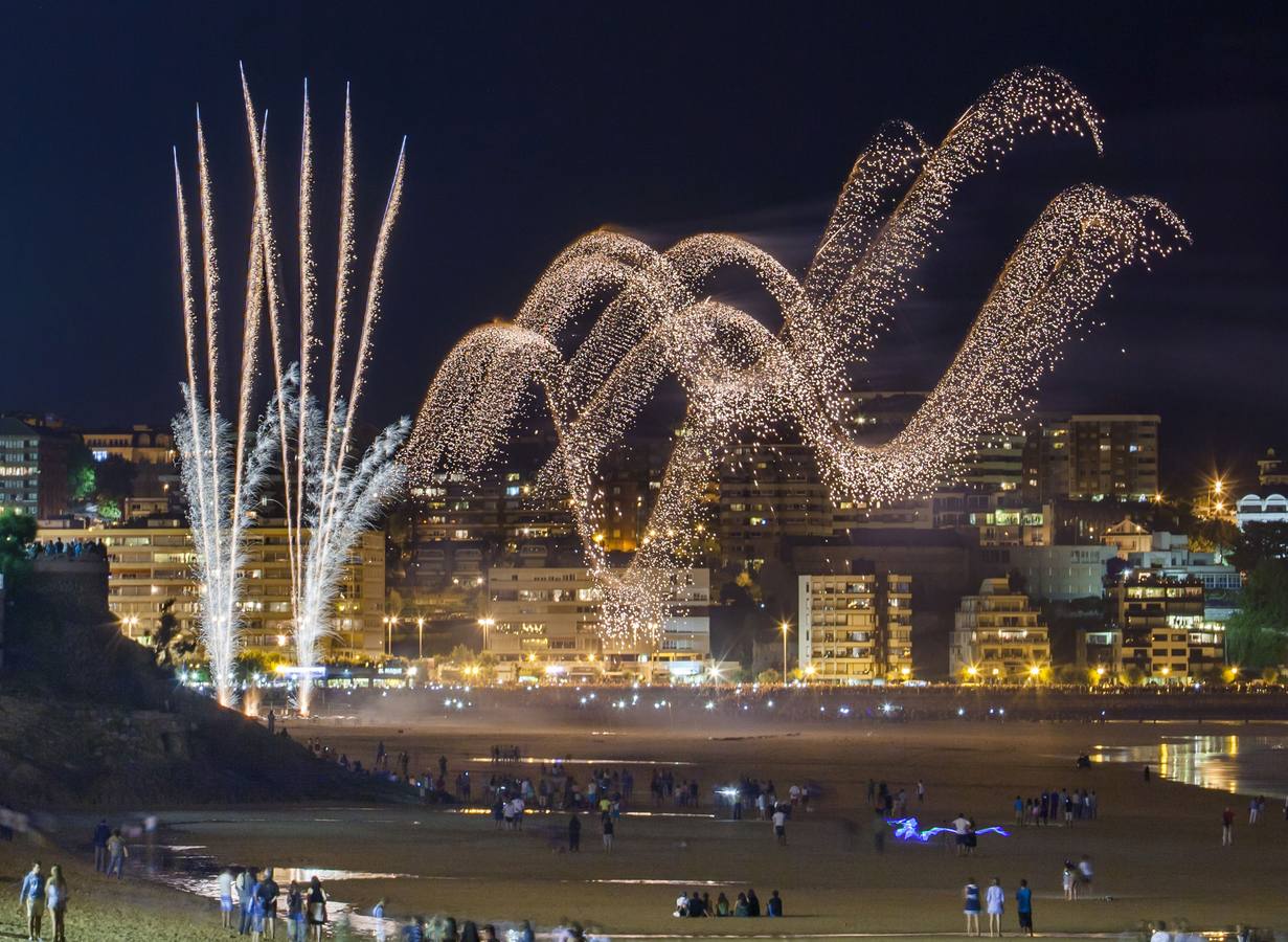 Los fuegos artificiales vuelven este domingo por la noche a la playa del Sardinero