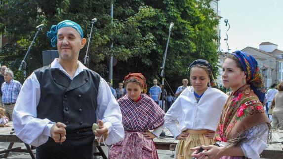 Las jotas ponen ritmo a los festejos en honor a Santiago. 