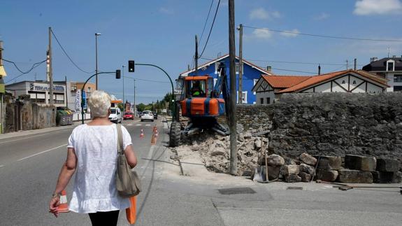 Comienzan, con veinte años de retraso, las obras de las aceras de Barreda