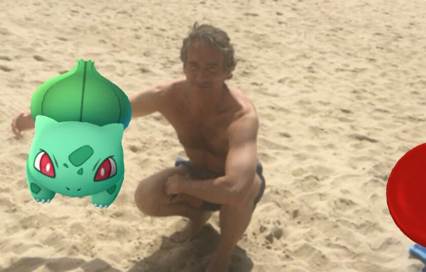 Íñigo de la Serna con el Pokemon en la playa de El Puntal.