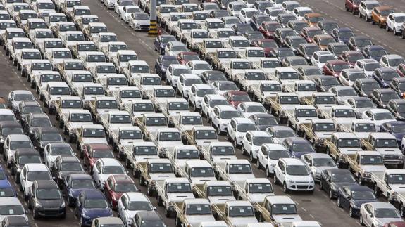 Zona de almacenaje de coches en el Puerto de Santander. 