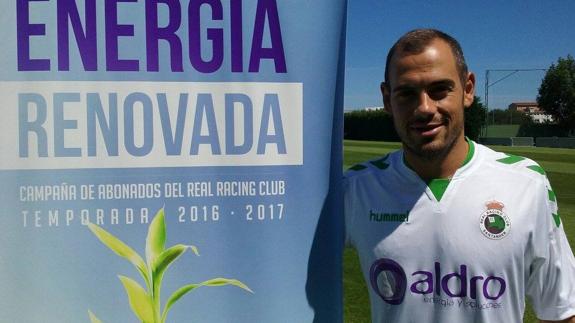 César Díaz posa con su nueva camiseta.