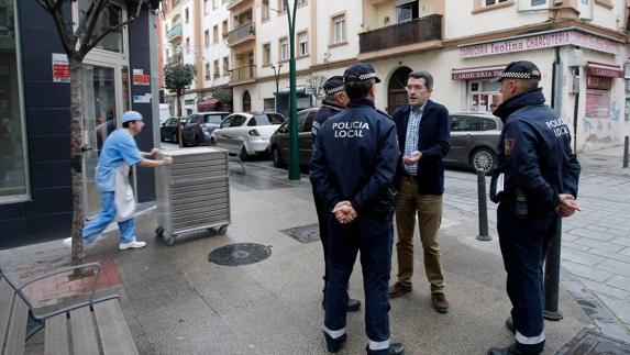 El concejal de Seguridad Ciudadana conversa con policía locales en el barrio de La Inmobiliaria. 