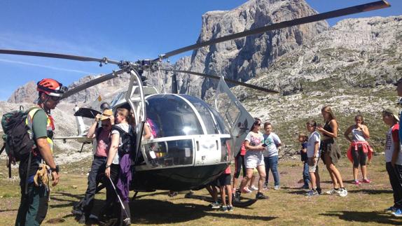 Los excursionistas pudieron ver por dentro el helicóptero de rescate de la Guardia Civil.
