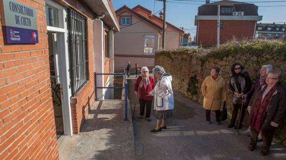 Un grupo de personas espera a la puerta del consultorio en una imagen de archivo