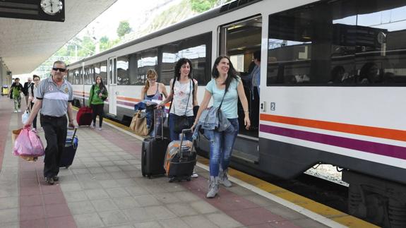 El tren playero, que llega a Satander con pasajeros de Valladolid y Palencia, también se verá afectado por estos cortes.