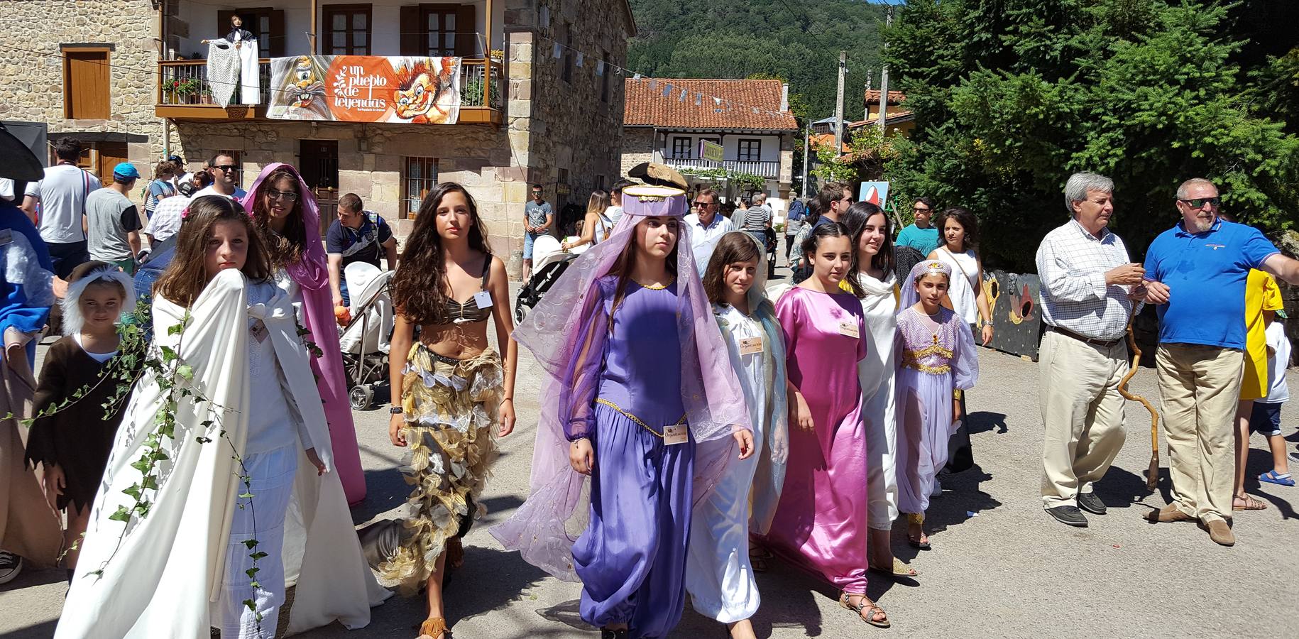 Las jóvenes ataviadas para la fiesta 'Un pueblo de leyendas'