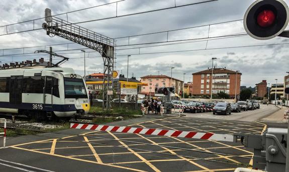 Imagen de esta misma semana en el paso a nivel de Pablo Garnica, en Torrelavega. 