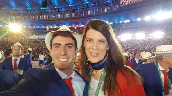 Mario Fernández se hizo un 'selfie' junto a Ruth Beitia en la ceremonia de inauguración de Río.