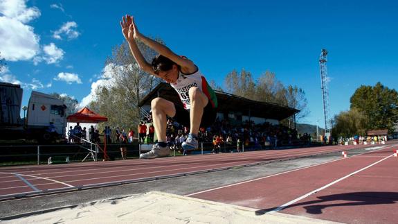 Una competición disputada en las pistas de atletismo de Los Corrales.