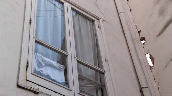 Una de las grietas que se observan en el edificio