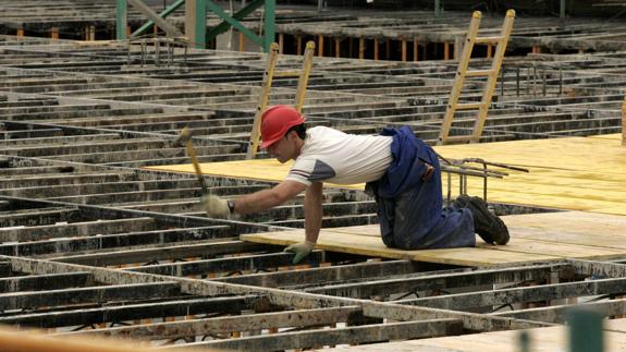 Las posturas forzadas causan muchas de las bajas por enfermedades laborales.