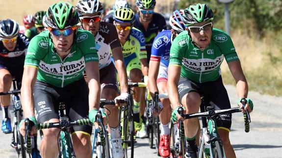 Ángel Madrazo, a la derecha, durante la Vuelta a España de 2015.