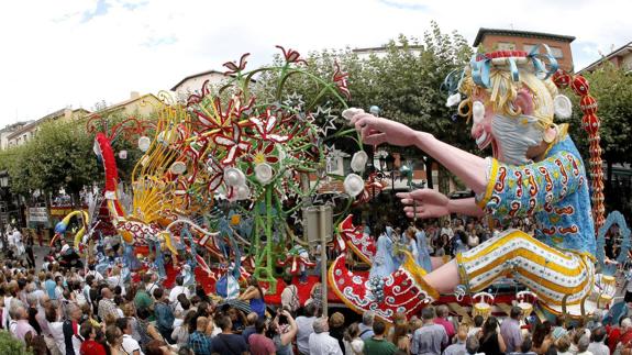 La espectacularidad de las carrozas que participan en la Gala Floral, atrae a público llegado de toda la comarca del Besaya, que participan en la fiesta activamente.