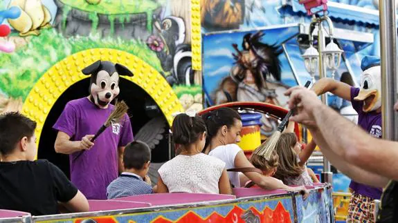 Niños divirtiéndose en una de las atracciones.