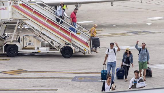 Llegada del primer vuelo de la conexión Menorca-Santander operado por la compañía aérea Volotea, el 7 de julio.