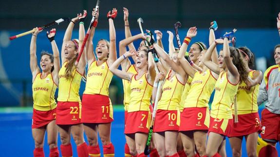 Las 'redsticks', tras la victoria ante Alemania.