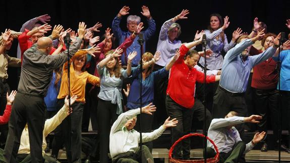 Los componentes del coro durante uno de los ensayos que dirige Esteban Sanz