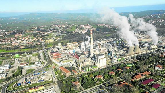 Vista aérea de la zona industrial de Torrelavega, en concreto de la fábrica de Solvay, en Barreda