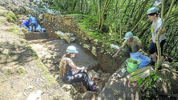 Trabajos en el complejo arqueológico de La Garma, donde investigadores y estudiantes centran su atención en niveles del Paleolítico Inferior.