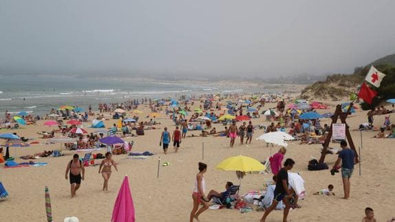 Bandera roja en la playa de Somo, este domingo por la tarde.