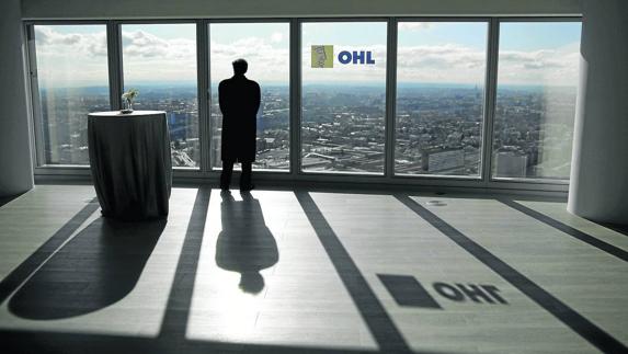 Uno de los directivos de OHL observa Madrid desde las alturas de su sede central en el edificio Torre Espacio