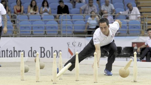 Gabriel Cagigas, ayer al birle en la jornada inaugural de la Semana Bolística.