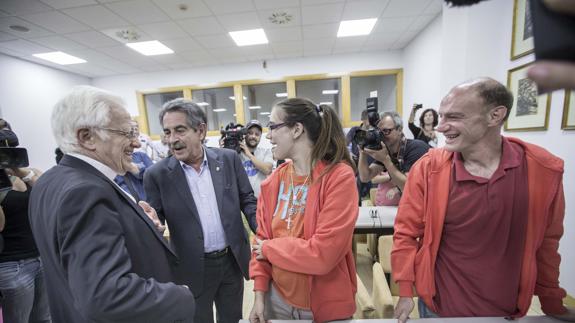 El padre Angel, junto a varios sin techo, saludan a Miguel Ángel Revilla.