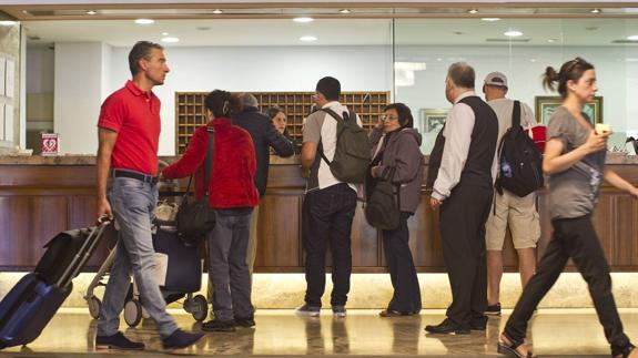 Turistas en la recepción del Hotel Santemar, Santander