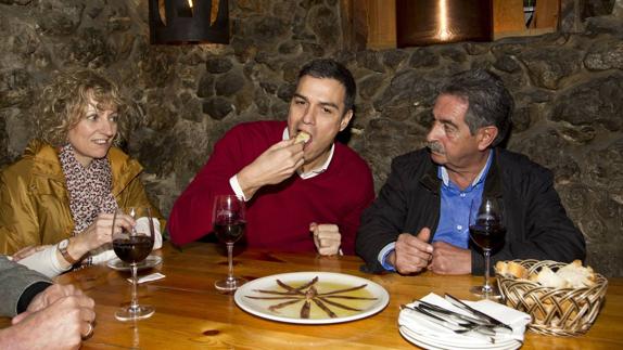 Revilla llevó a comer anchoas a Pedro Sánchez, en su visita a Santander en enero.