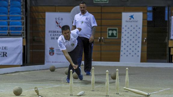 Rubén Haya suelta la bola delante de su compañero Carlos García. La pareja de Puertas Roper encabeza la clasificación provisional del Nacional por parejas.