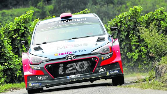 Dani Sordo conduce su Hyundai en uno de los tramos del Rally de Alemania.