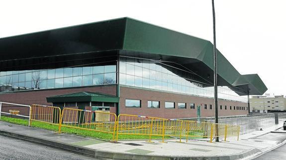 Imagen de archivo del exterior del polideportivo de Requejada. 