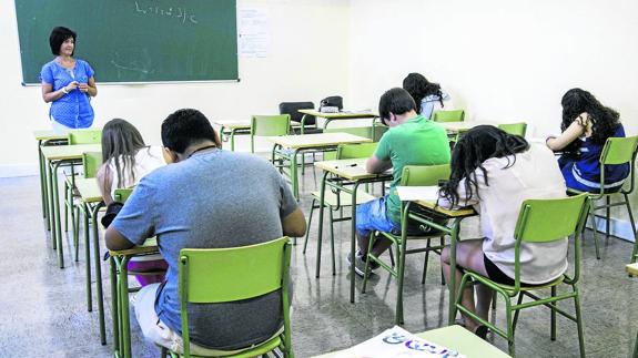 Las oposiciones del último año han sumado casi 400 nuevos docentes a las aulas de la región. 