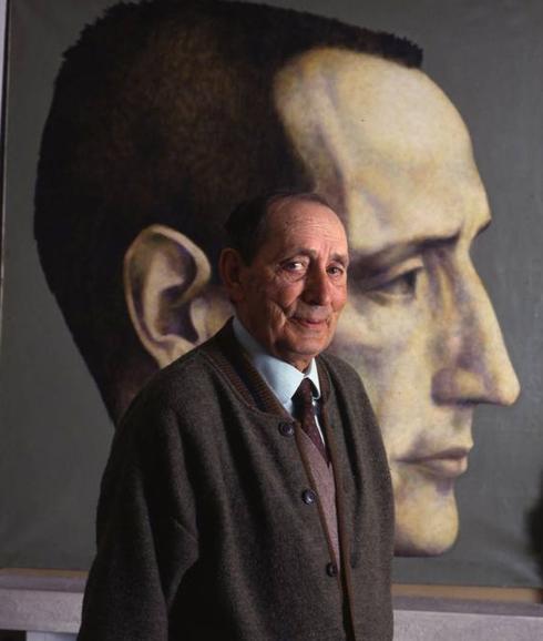 Delibes en su casa de Valladolid frente a un retrato con su imagen