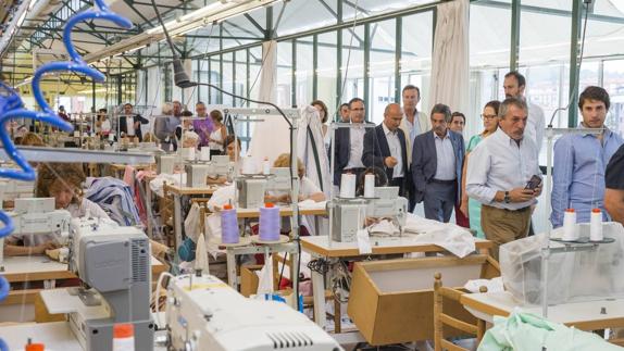 Los representantes institucionales visitan el taller de confección de Amica.