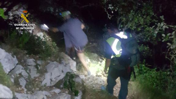 Agentes del Greim iniciando el ascenso a pie por la senda de salida de la vía ferrata