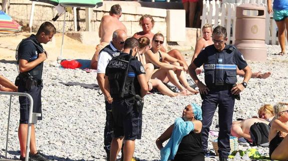 Policías de Niza requieren a una bañista que se quite la túnica en la playa.