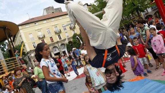 Exhibición de Malabaracirco en la Plaza Mayor de Torrelavega.