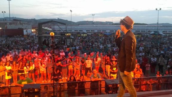 Cientos de personas escucharon el miércoles el pregón de Alejandro Revuelta.