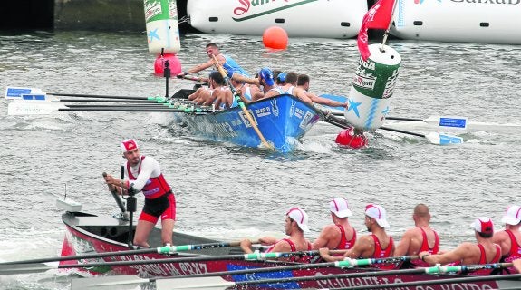 Astillero, al fondo, realiza una ciaboga muy cerca de los gallegos de Cabo en la segunda de las series de ayer en Portugalete. 