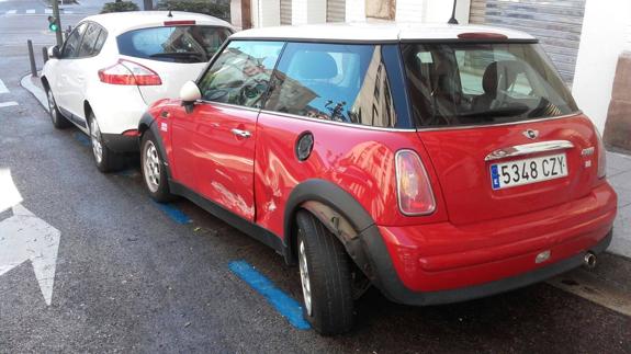 Dos de los coches embestidos en la calle Santa Lucía por el conductor detenido esta mañana.