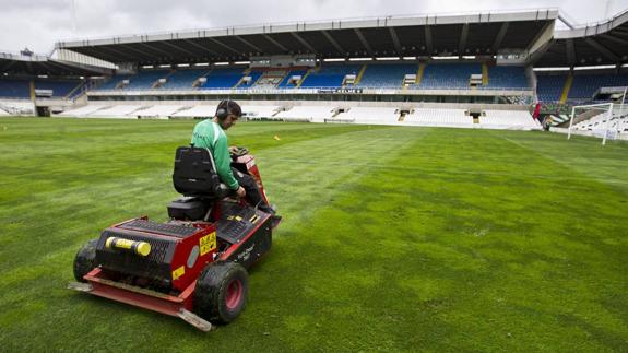 Trabajos de mantenimiento sobre el césped del estadio.